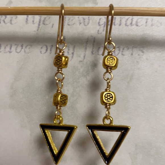 NEW NWOT Triangle gold tone earrings lightweight - Picture 6 of 8